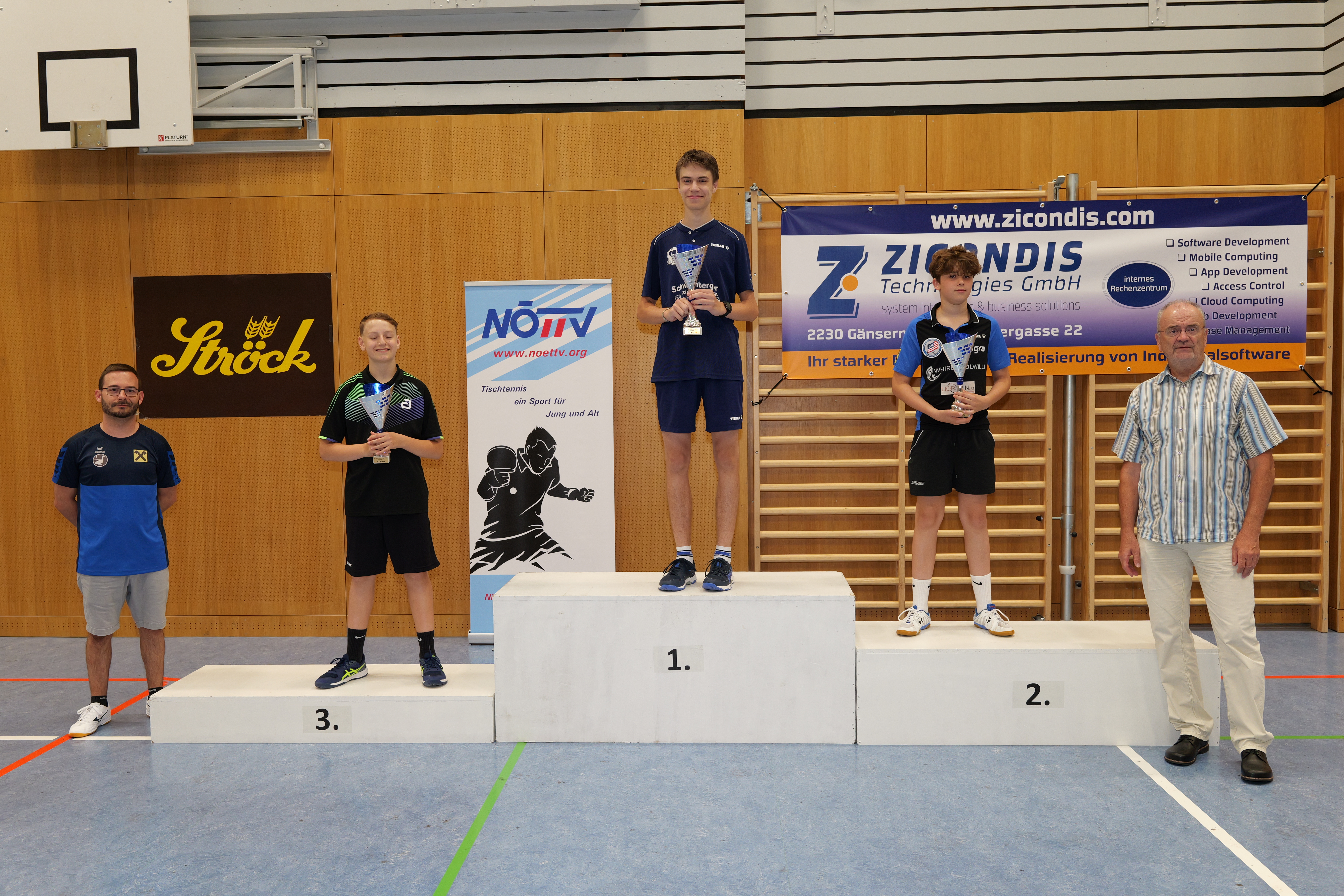 Sieger der Gruppe 1 bei der 5. NÖTTV-Nachwuchsliga in Gänserndorf mit Betreuer und NÖTTV-Präsident Eduard Herzog. Foto: Christian Zernpfennig